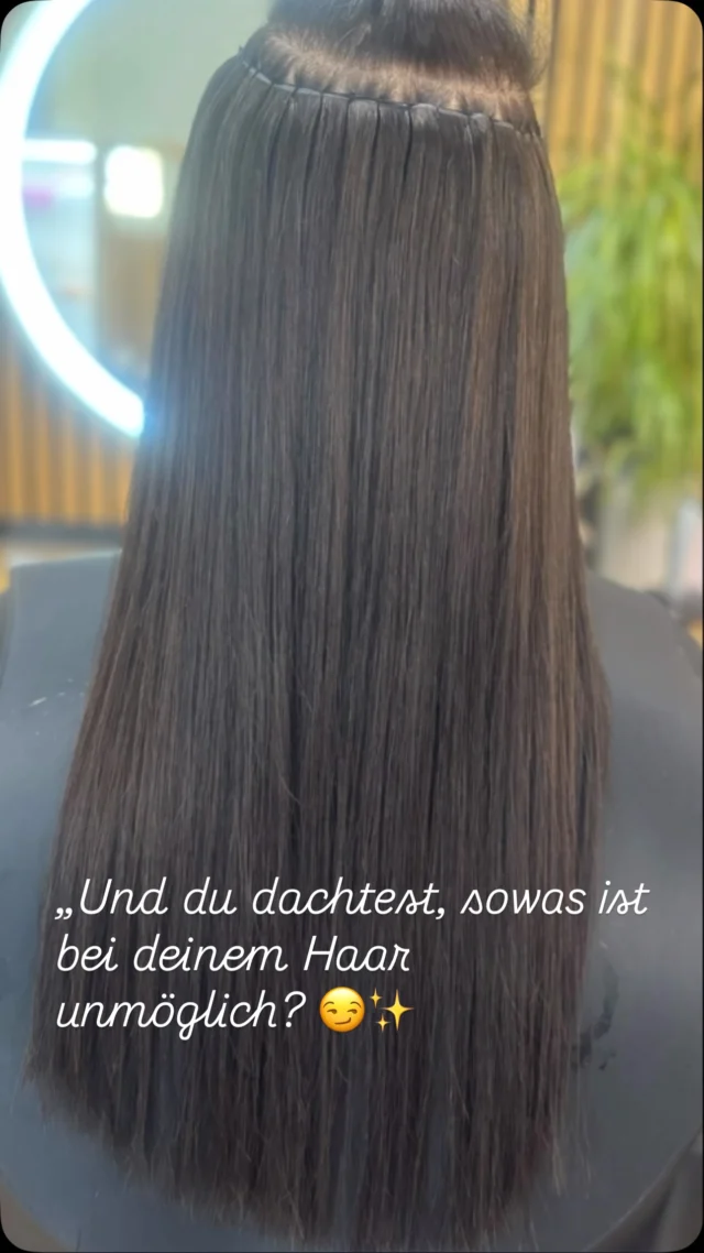 „Und du dachtest, sowas ist bei deinem Haar unmöglich? 😏✨“ Feines Haar, kein Volumen, kein Halt? Ich zeig dir, was passiert, wenn du aufhörst, Kompromisse zu machen. Mit meiner Tressen-Technik bekommst du Volumen, das bleibt – Länge, die dich verändert – und ein Gefühl, das dich wieder selbstbewusst & sexy macht. 💋 Kein Kleber. Keine Hitze. Nur Haare, die aussehen, als wären sie schon immer deins. 🤍 📩 Schreib mir einfach „TRESSE“ – ich erklär dir alles, beantworte deine Fragen & wir finden deinen persönlichen Termin. ✨ ⚡️ Dein „unmöglich“ wird mein nächstes Vorher-Nachher. #langehaare #schönheit #tressenverlängerung #tress #haarverlängerung #blond #selbstbewusstsein #selflove❤️ #ornellahairstyling #transformation #schönehaare