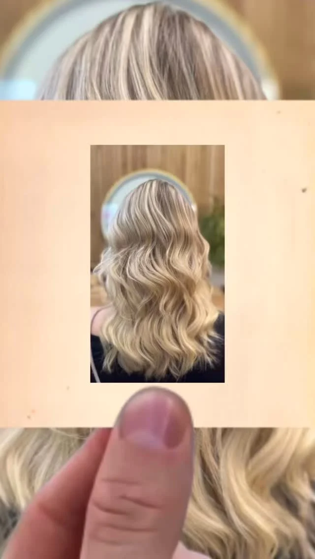 „Warum redet niemand darüber, wie sehr feines Haar das Selbstvertrauen rauben kann?“ 💭 Dieses ständige Gefühl, dass die Haare nie so fallen, wie du es willst … Dass du sie lieber zusammenbindest, weil sie offen einfach zu dünn aussehen. Und du dich fragst: Warum funktioniert das bei allen – nur nicht bei mir? Ich versteh dich. Und genau deshalb arbeite ich mit einer Methode, die dein Haargefühl verändert – ✨ Tressenverdichtung: schonend, unsichtbar, natürlich schön. Kein Kleber. Keine Hitze. Kein Haarbruch. Nur Volumen, Glanz & dieses Ich-fühl-mich-wieder-wie-ich-Gefühl. 🤍 📩 Schreib mir TRESSE und ich erklär dir, wie auch du dich wieder selbstbewusst, schön & frei mit deinem Haar fühlst. 💫 #langehaare #selflove #haarverlängerung #schönheit #tressenverdichtung #selbstbewusstsein #ichbinmirwichtig #ornellahairstyling #haarliebe #tress #blond #freiheitsgefühl #glow #selbstbewusstsein