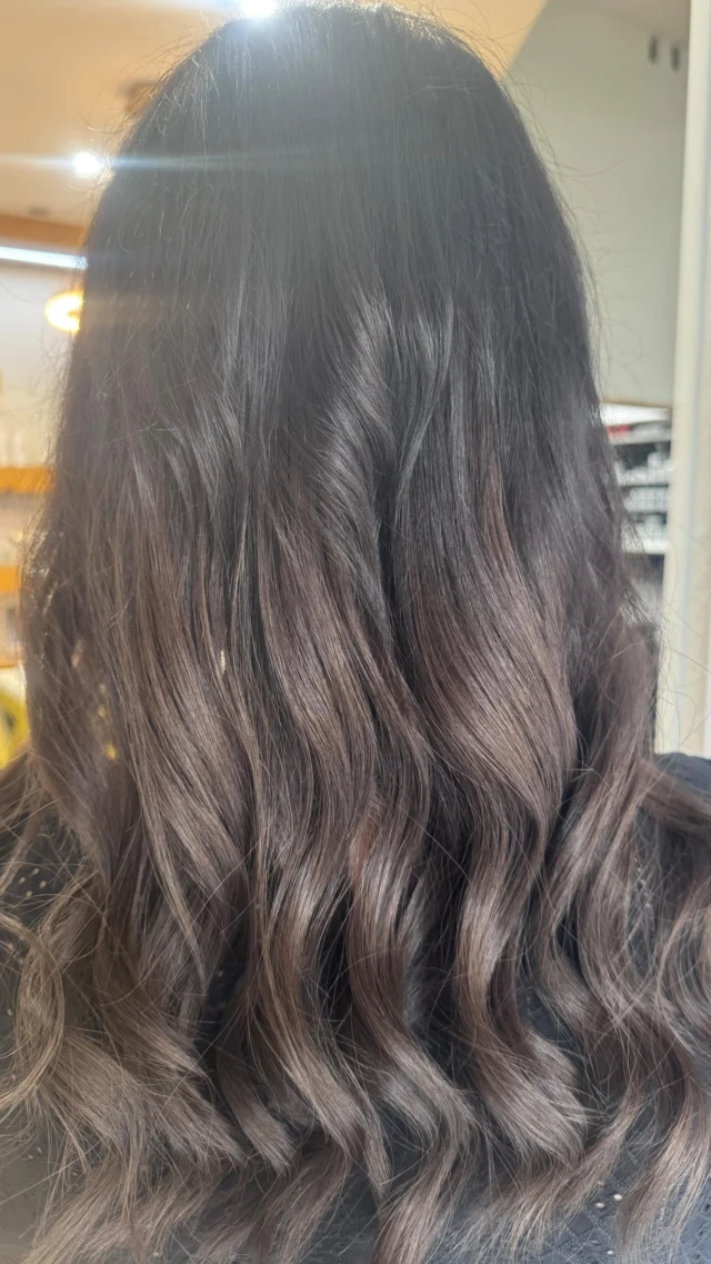 “Der Moment, wenn aus feinem Haar wieder Fülle und Selbstvertrauen wird… 💫” “Viele Frauen verlieren ihr Wohlfühl-Gefühl, wenn das eigene Haar nicht mitmacht. Und das ist völlig normal. Mit einer feinen, schonenden Tressen-Technik können wir: • Volumen aufbauen • Länge ergänzen • feines Haar natürlicher wirken lassen • und dabei deine Haarstruktur schützen Ohne sichtbare Übergänge. Ohne die eigene Haarqualität zu belasten. Schritt für Schritt – transparent, sauber und haarschonend. Weil es nicht darum geht, jemand anderes zu werden. Sondern dich selbst wieder im Spiegel zu fühlen.”💫 “Unsicher, ob Tressen für dich geeignet sind? Schreib mir gerne für eine persönliche Beratung — ich zeige dir ehrlich, welche Methode wirklich zu deinem Haar passt.” #langehaare #haarverlängerung #schönheit #tressenverdichtung #tressenverlängerung #haarliebe #selflove #selfcaretime #ornellahairstyling #bellahair