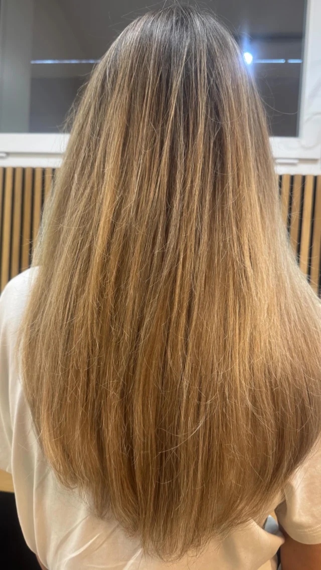 „Feines Haar muss nicht bedeuten, dass du auf schönes, volles Haar verzichten musst.„ Mit einer neuen, farblich perfekt angepassten Tresse konnte ich den Verlauf harmonisieren, die Länge ausgleichen und wieder natürlich schöne Fülle schaffen. Unsichtbar eingearbeitet – und absolut natürlich zur eigenen Haarstruktur. „Wenn du dir auch mehr Volumen oder Länge wünschst – aber trotzdem ein natürliches Ergebnis möchtest: Schreib mir gerne für eine ehrliche Beratung.“💫 #schönheit #haarliebe #tressenverlängerung #tressenverdichtung #colorful #langehaare #ornellahairstyling #tress #haarliebe