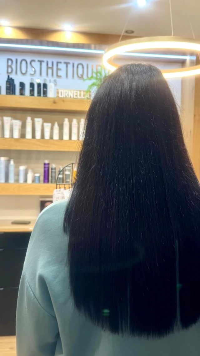 Nach 3 Monaten frisch hochgesetzt und neu eingenäht💫 Das Schönste daran? Das Eigenhaar wird immer dichter und bleibt gesund – genau so soll es sein, wenn Extensions richtig gearbeitet werden. Viele Kundinnen haben Angst, dass Tressen das eigene Haar beschädigen. Aber die richtige Technik kann das Gegenteil bewirken: Schonend, sauber, stabil und absolut natürlich. Wenn du dir mehr Fülle oder Länge wünschst, aber unsicher bist, was zu deinem Haar passt – schreib mir gern. Ich berate dich ehrlich und zeige dir, was bei deinem Haar möglich ist.“ 🤍💫 #schönheit #langehaare #haarliebe #tressenverlängerung #haarverlängerung #tressenverdichtung #haarstyling #colorful #perfetto #rapunzel #ornellahairstyling