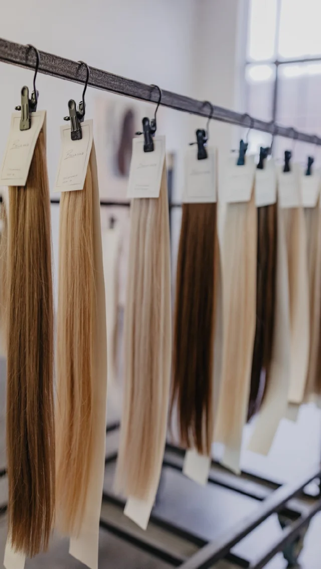 „Jede Tresse erzählt ihre eigene kleine Geschichte… Heute wieder ein Moment, der mich daran erinnert hat, warum ich dieses Handwerk so liebe: Aus feinen Strähnen wird neues Selbstbewusstsein. 🤍💫 #haarverlängerung #haarliebe #selflove #schönheit #Selbstbewussstsein#tressenverlängerung #ornellahaistyling#colorful #selbstliebelernen #haarstyling #langehaare #bellahair