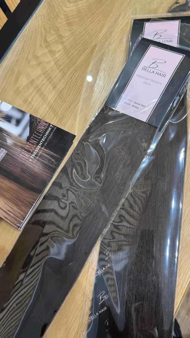 Viele Frauen glauben, ihre Haare sind zu dünn für eine Verlängerung oder Verdichtung. Mit der richtigen Technik – wie Tressen – kann man Länge und Fülle schaffen, ohne dass man die Verbindungen sieht. Natürlich. Schonend. Perfekt angepasst an dein eigenes Haar. Für Frauen, die sich mehr Volumen, mehr Länge und mehr Selbstbewusstsein wünschen. #haarverlängerungen #haarverdichtung #langehaare #tressenverdichtung #haarliebe 💇🏼♀️💫