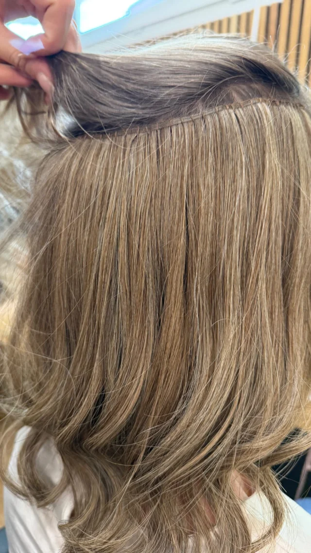 Feines Haar und du wünschst dir einfach ein bisschen mehr? 🤍 Mehr Fülle, mehr Länge – aber so, dass es natürlich aussieht und zu deinem eigenen Haar passt. ✨ Genau deshalb wird jede Tresse individuell auf Haarstruktur, Farbe und Wunsch abgestimmt. Du möchtest wissen, ob eine Tresse auch für dein Haar geeignet ist? 📩 Schreib mir einfach „TRESSE“ per DM und wir schauen gemeinsam, was bei dir möglich ist #langehaare #tressenverlängerung #tressenverdichtung #haarliebe #ornellahairstyling