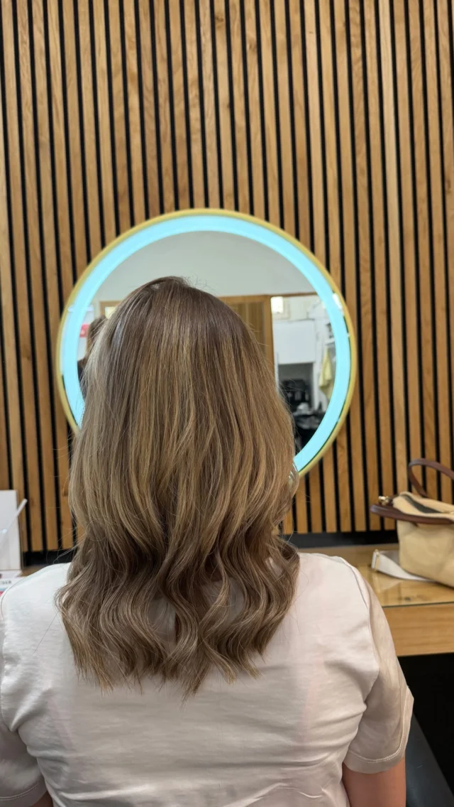 Von kurzem, feinem Haar zu mehr Länge & Fülle ✨ Mit einer individuell angepassten Tresse entsteht ein natürliches Ergebnis, das sich harmonisch ins Eigenhaar einfügt. 🤍 Du möchtest wissen, ob eine Tressenverlängerung auch für dein Haar geeignet ist? Schreib mir gerne eine Nachricht für eine persönliche Beratung. 🎯Gmunden #haarverlängerung #haarverdichtung #gmunden#haarextensions #salzkammergut_austria