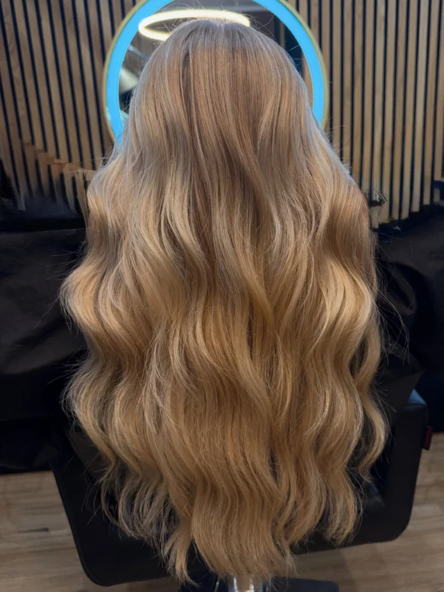 Wenn aus „zu warm“ wieder harmonisch wird. 🤎 Die Ausgangsbasis war sehr warm und in den Längen unruhig. Mein Ziel war deshalb nicht einfach „blonder“ – sondern weicher, harmonischer und natürlicher. Mit mehr Tiefe am Ansatz, sanften Übergängen und einem soften Blondton wirkt die gesamte Haarfarbe jetzt viel ruhiger und hochwertiger. ✨ Und genau das liebe ich an Farbkorrekturen: Nicht immer muss alles komplett verändert werden – manchmal machen die richtigen Nuancen den größten Unterschied. Was sagt ihr zum Vorher/Nachher? 🤍